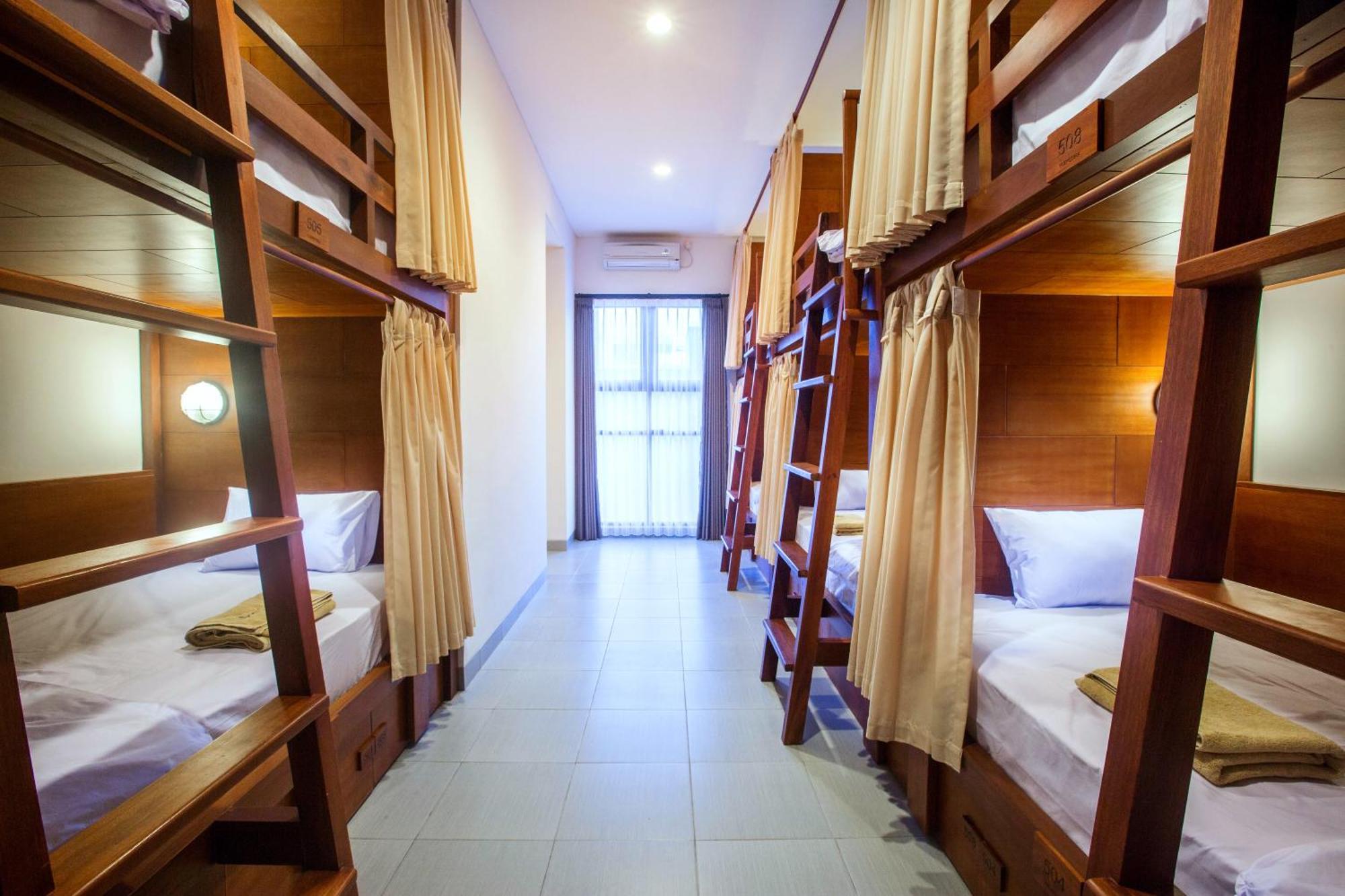 Pudak Sari Unizou Hostel Kuta  Exterior photo